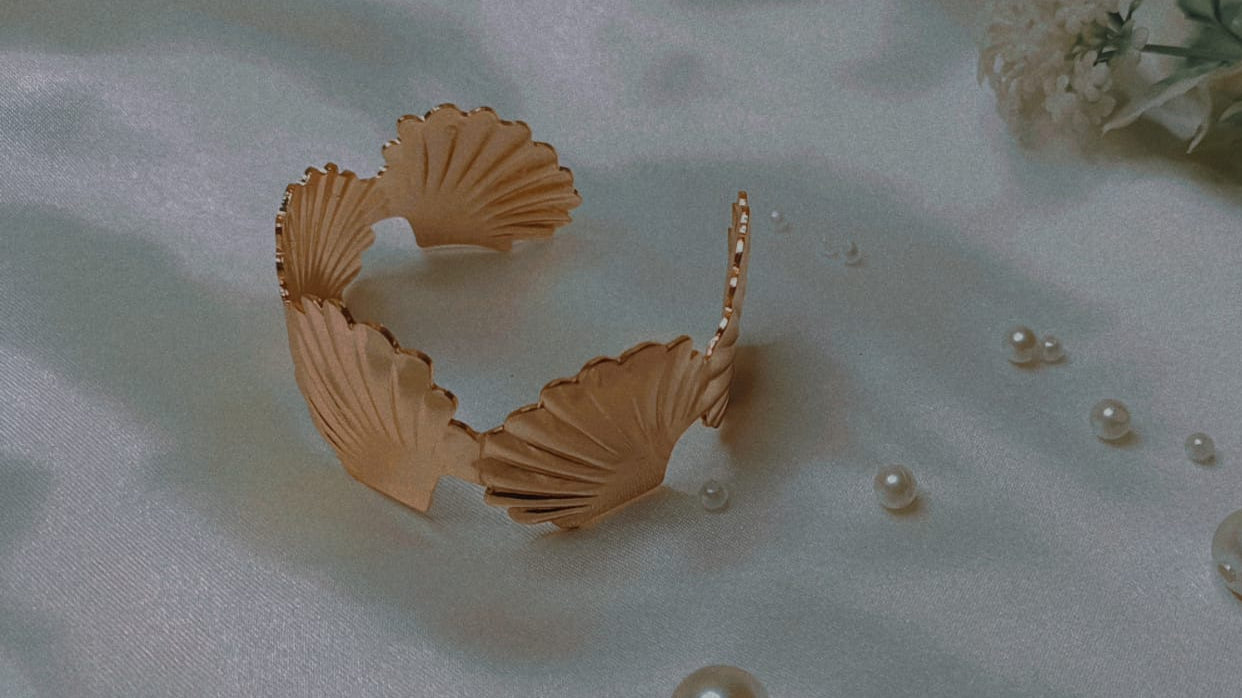Luxury Gold Ginkgo Leaf Kada – Elegant Anti-Tarnish Statement Open Cuff